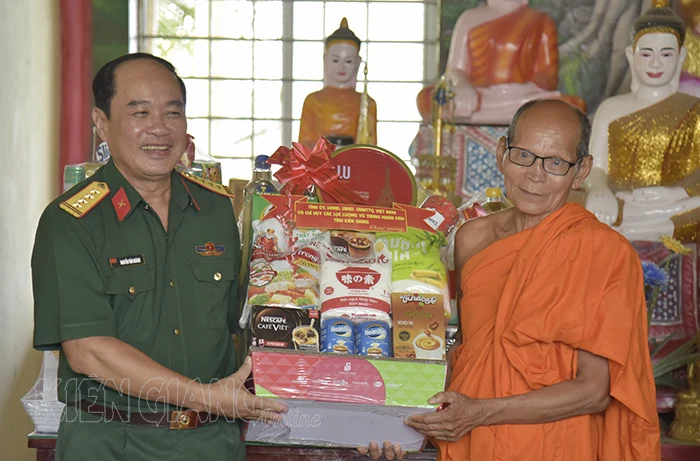 Đại tá Nguyễn Văn Ngành chúc Tết cổ truyền Chôl Thnăm Thmây tại huyện Giang Thành